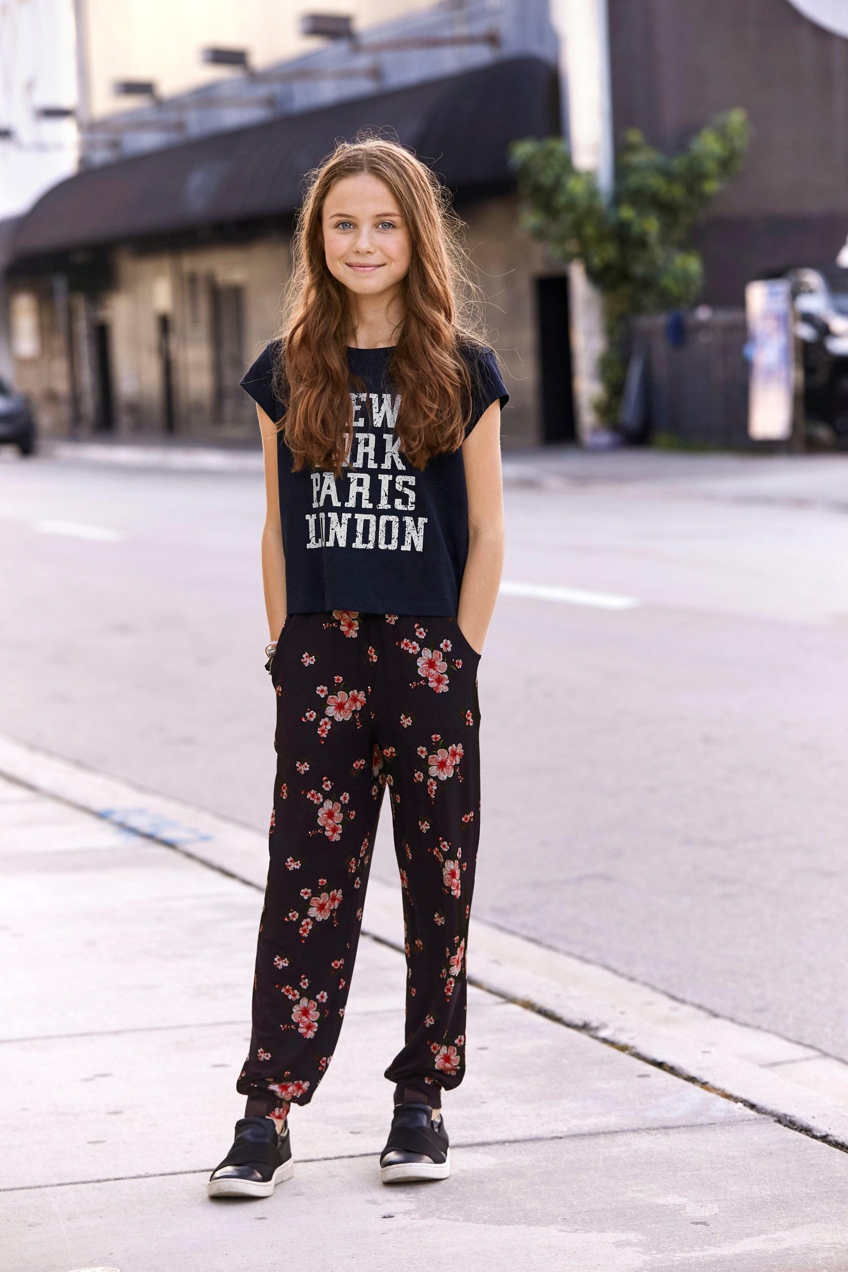 KIDSWORLD Haremshose Blumen-Alover mit Blumenmuster KIDSWORLD Haremshose Blumen-Alover mit Blumenmuster